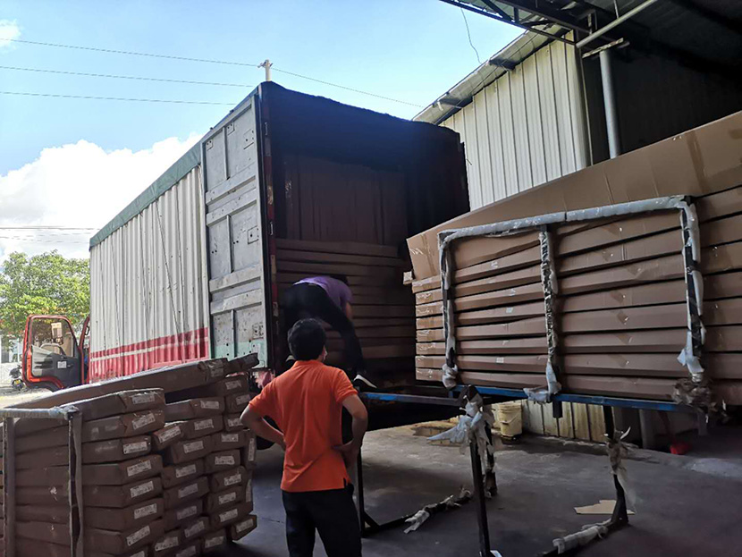 實木門門扇裝車