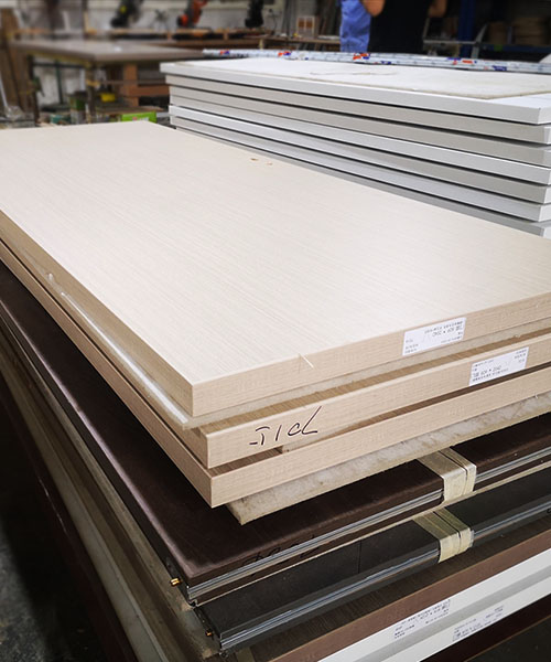 廠家定制現代簡約室內客廳房間多層實木隱形門 背景護墻板