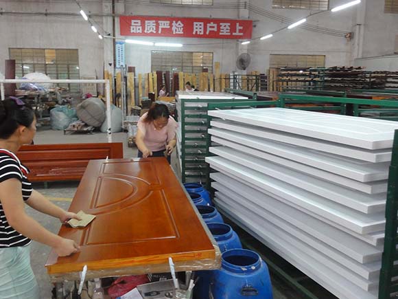 橡木門包裝車間